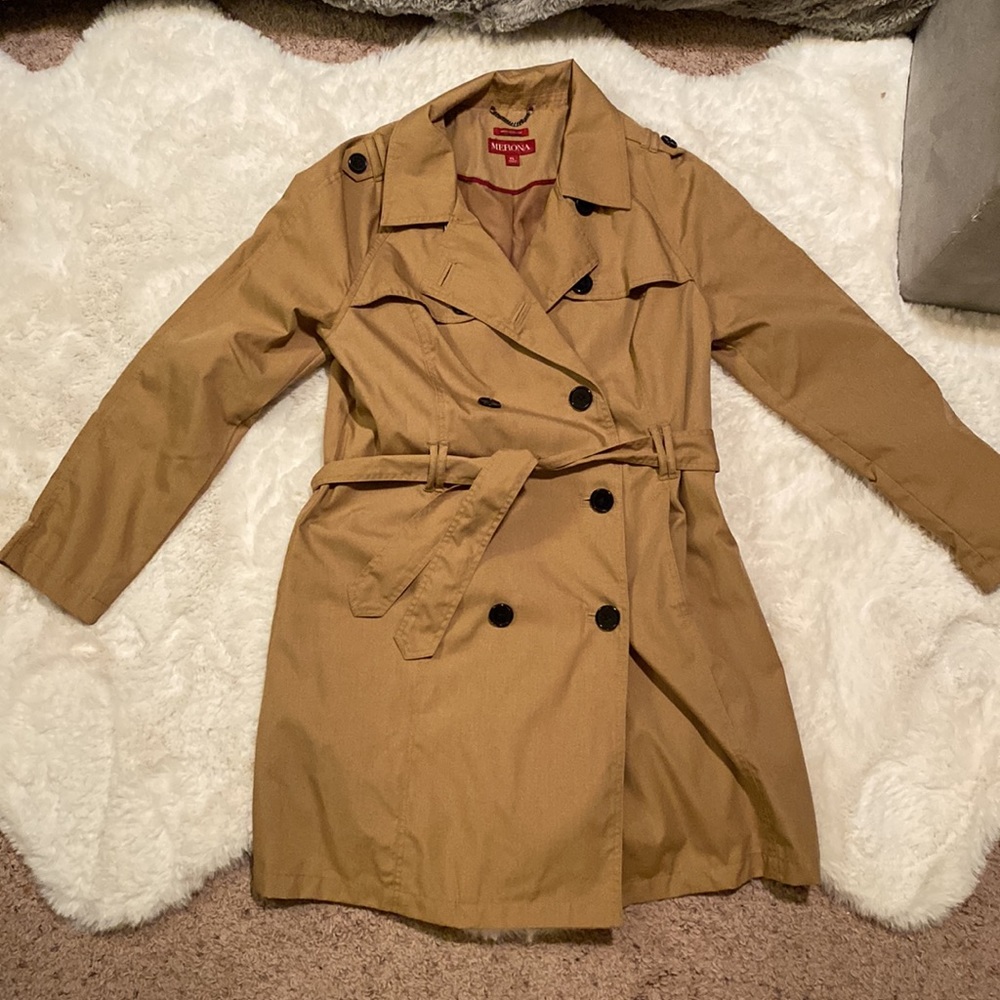 Tan Trench Coat 🧥 Gently Used